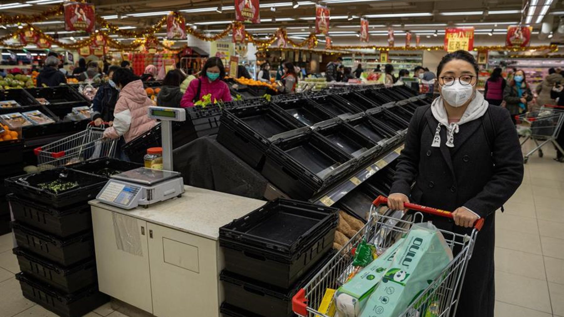Comprando en un supermercado de Hong Kong