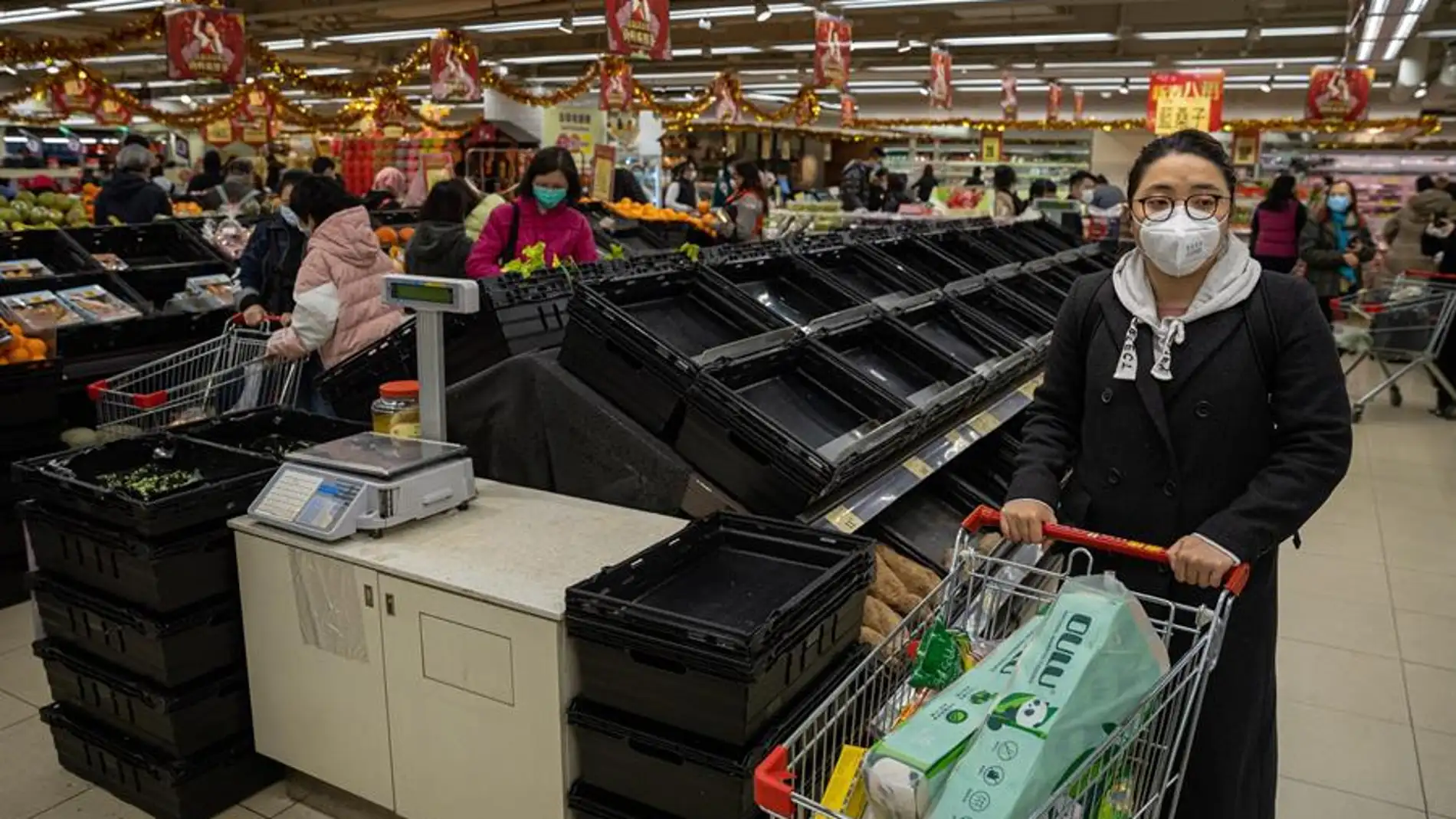 Comprando en un supermercado de Hong Kong