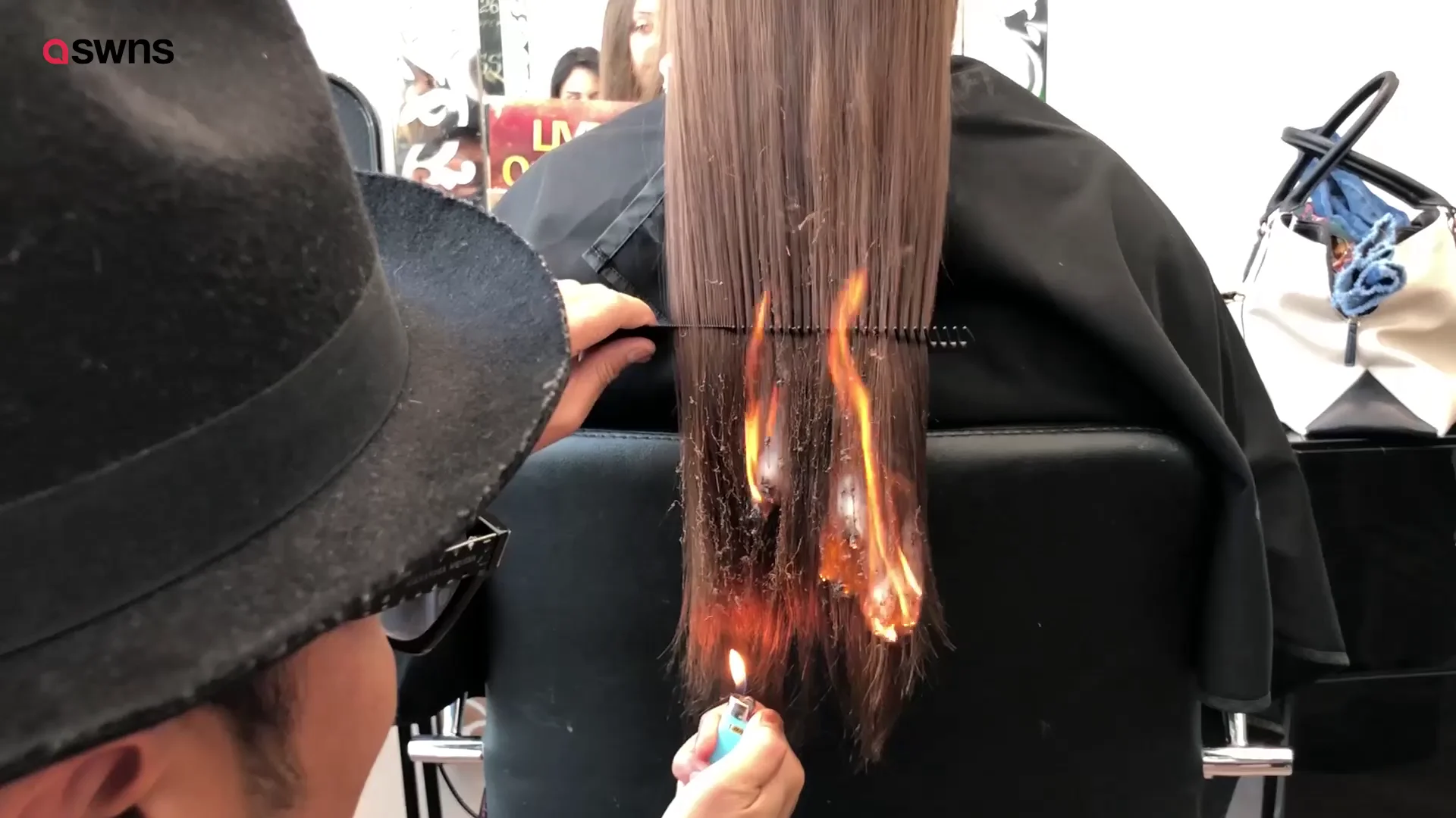 Prende fuego al pelo de su clienta