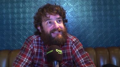 Gorka Otxoa reflexiona sobre el 'postureo' a través de su papel en 'Gente hablando'