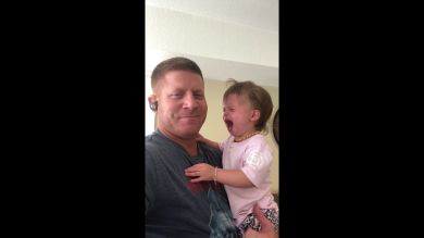 VÍDEO: Un padre se vuelve viral por usar el truco definitivo para que su hija deje de llorar