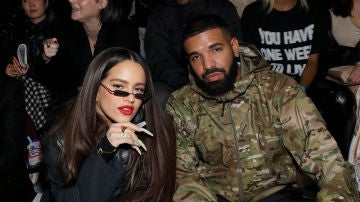 Rosalía con Drake, en un desfile de moda