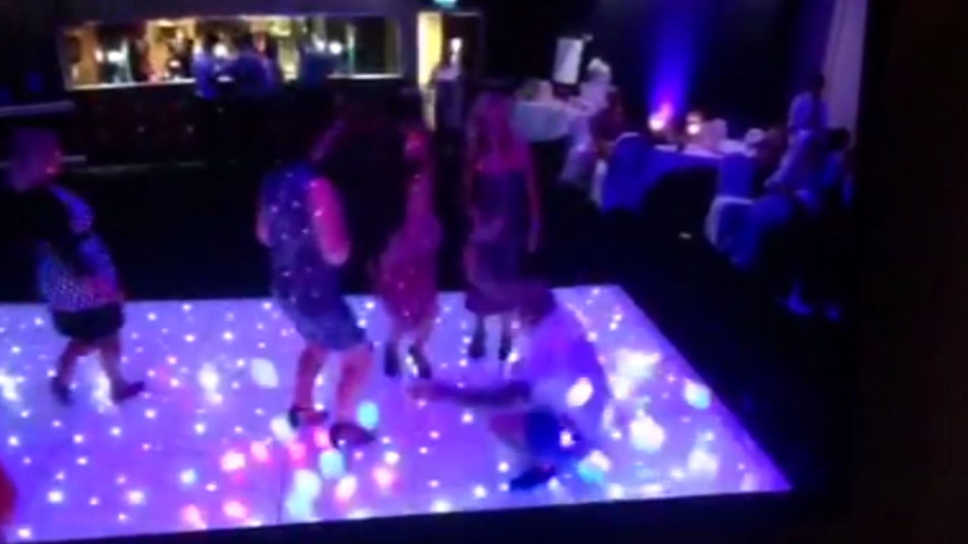 Bailando en la pista de un club