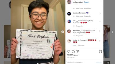 Un chico trans entra en clase durante su cumpleaños y recibe el mejor de los regalos 