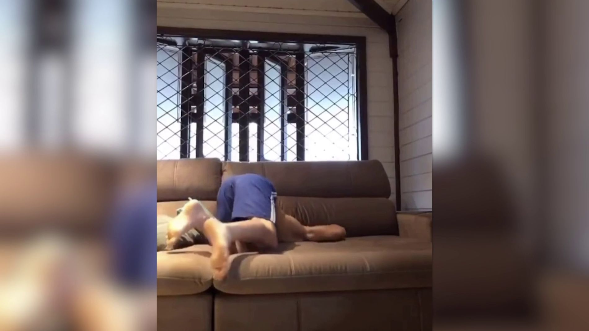 Escondite en un sof&aacute;