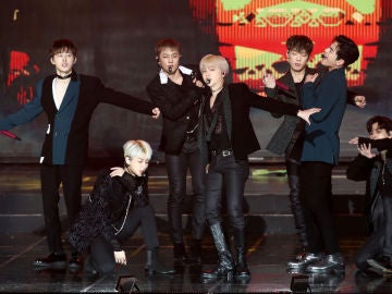 IKON actuando en enero de 2019 (Hanbin es el primero desde la izquierda)