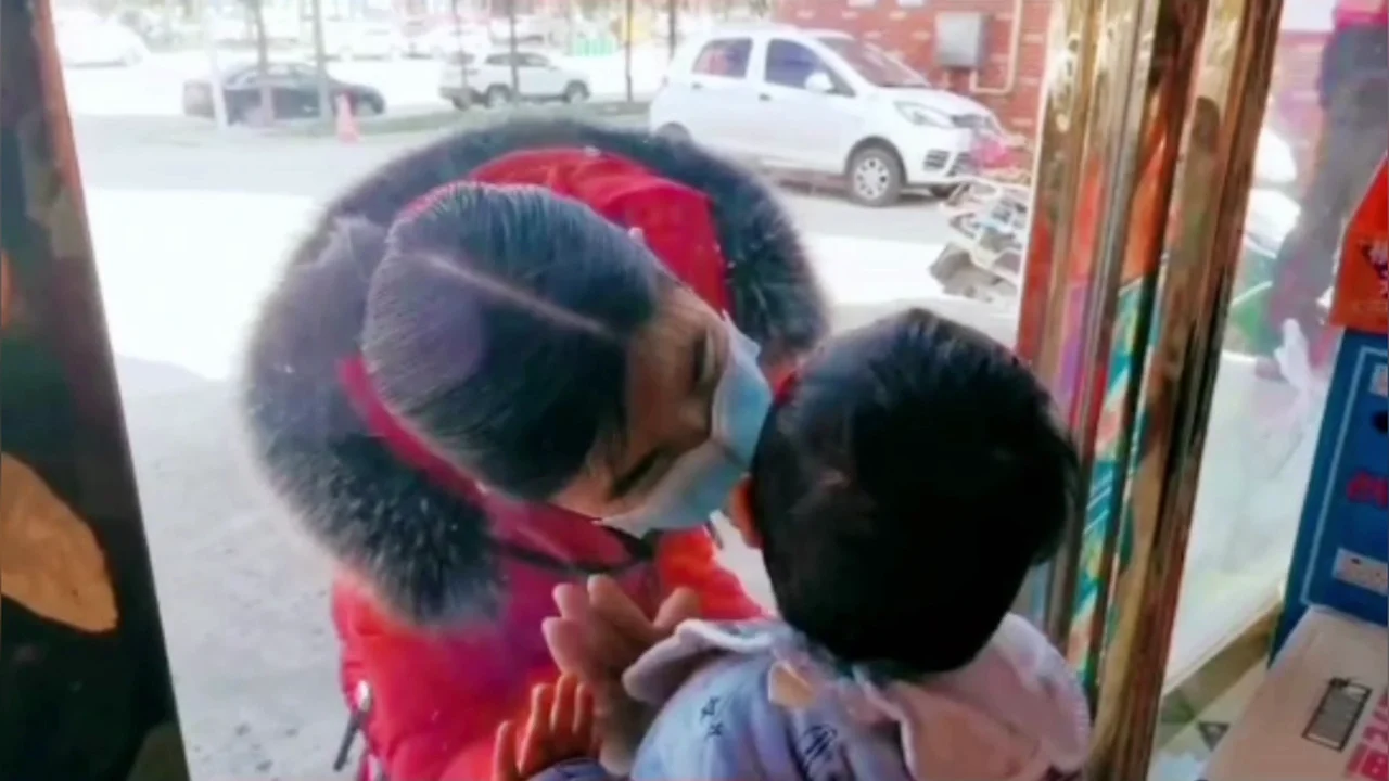Chen Ruixue, una enfermera china que trabaja para contener el coronavirus, besando a su hijo Chen Ruixue, una enfermera china que trabaja para contener el coronavirus, besando a su hijo