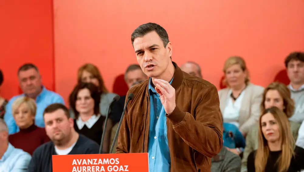El presidente del Gobierno, Pedro Sánchez, participa en un acto de precampaña electoral celebrado este domingo en Vitoria