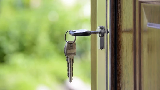 Imagen de archivo de unas llaves en la puerta de una vivienda Imagen de archivo de unas llaves en la puerta de una vivienda