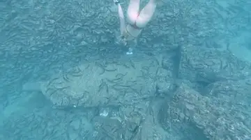 Encuentran un iPhone bajo el agua