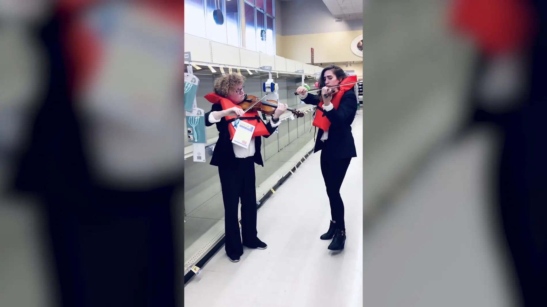 Violinistas en un supermercado