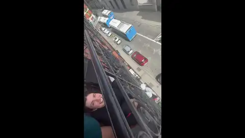 VÍDEO: El ingenioso método para intercambiar libros entre vecinos durante la cuarentena por el coronavirus VÍDEO: El ingenioso método para intercambiar libros entre vecinos durante la cuarentena por el coronavirus