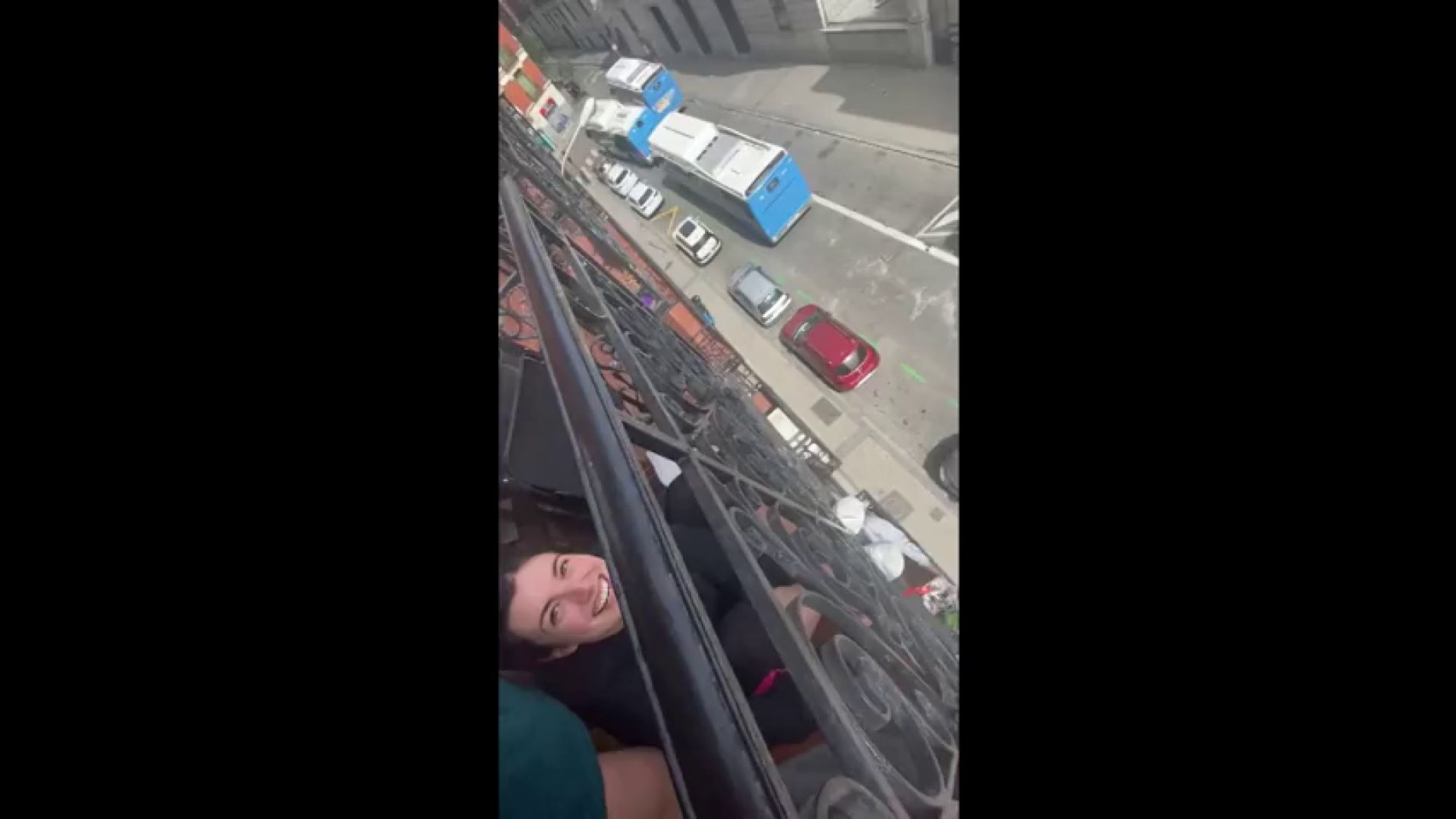 V&Iacute;DEO: El ingenioso m&eacute;todo para intercambiar libros entre vecinos durante la cuarentena por el coronavirus