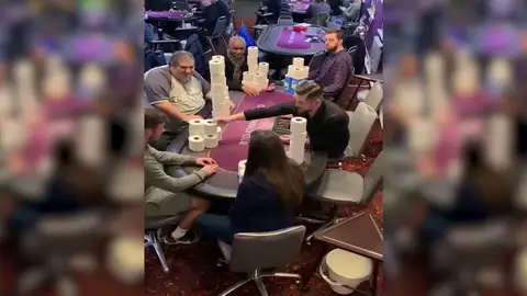 VÍDEO: Apuestan al póker con papel higiénico durante la pandemia de coronavirus VÍDEO: Apuestan al póker con papel higiénico durante la pandemia de coronavirus