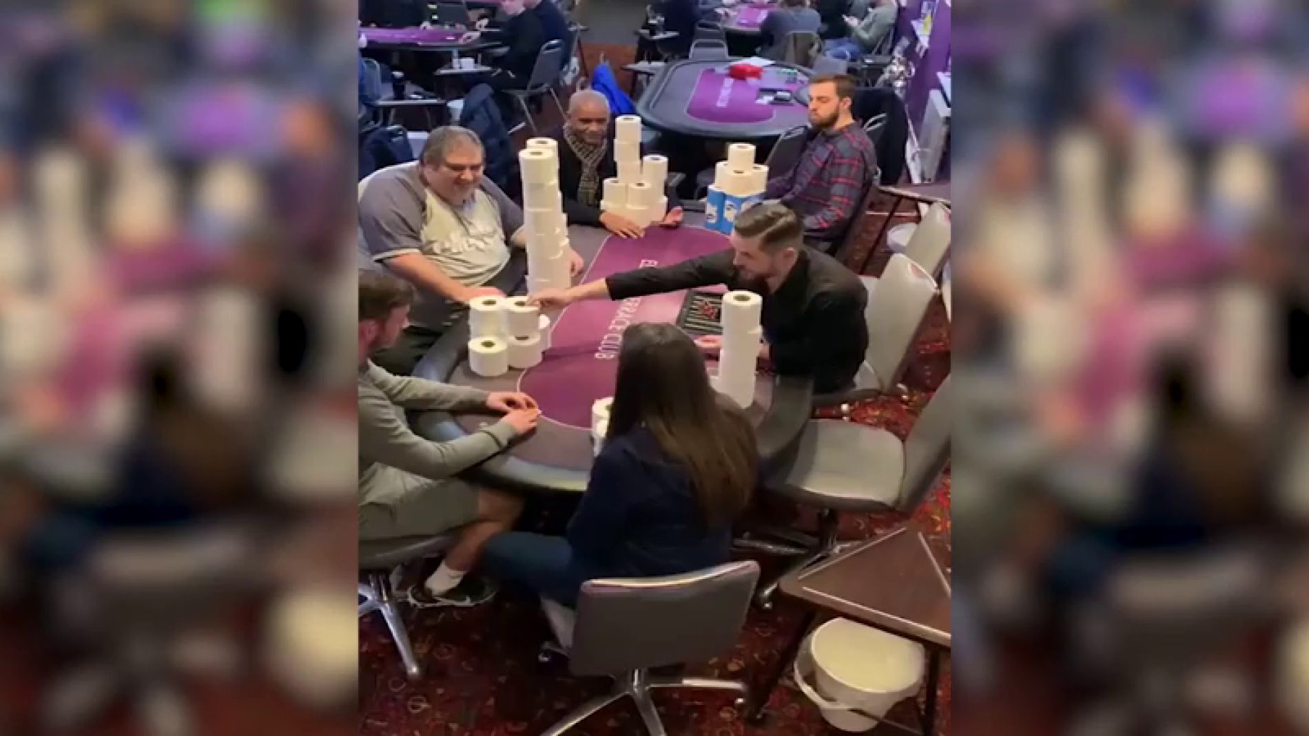 V&Iacute;DEO: Apuestan al p&oacute;ker con papel higi&eacute;nico durante la pandemia de coronavirus