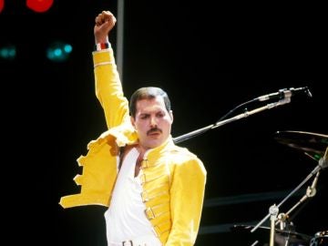 Freddie Mercury, líder de Queen, actuando en Wembley en 1985