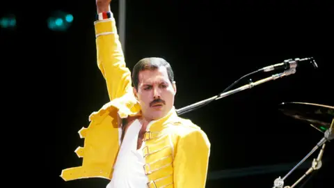 Freddie Mercury, líder de Queen, actuando en Wembley en 1985 Freddie Mercury, líder de Queen, actuando en Wembley en 1985