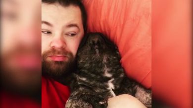 VÍDEO: Este perro se vuelve viral por su curiosa forma de roncar