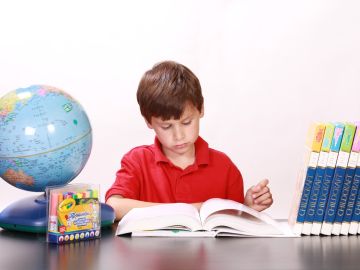 Ni&ntilde;o estudiando en casa