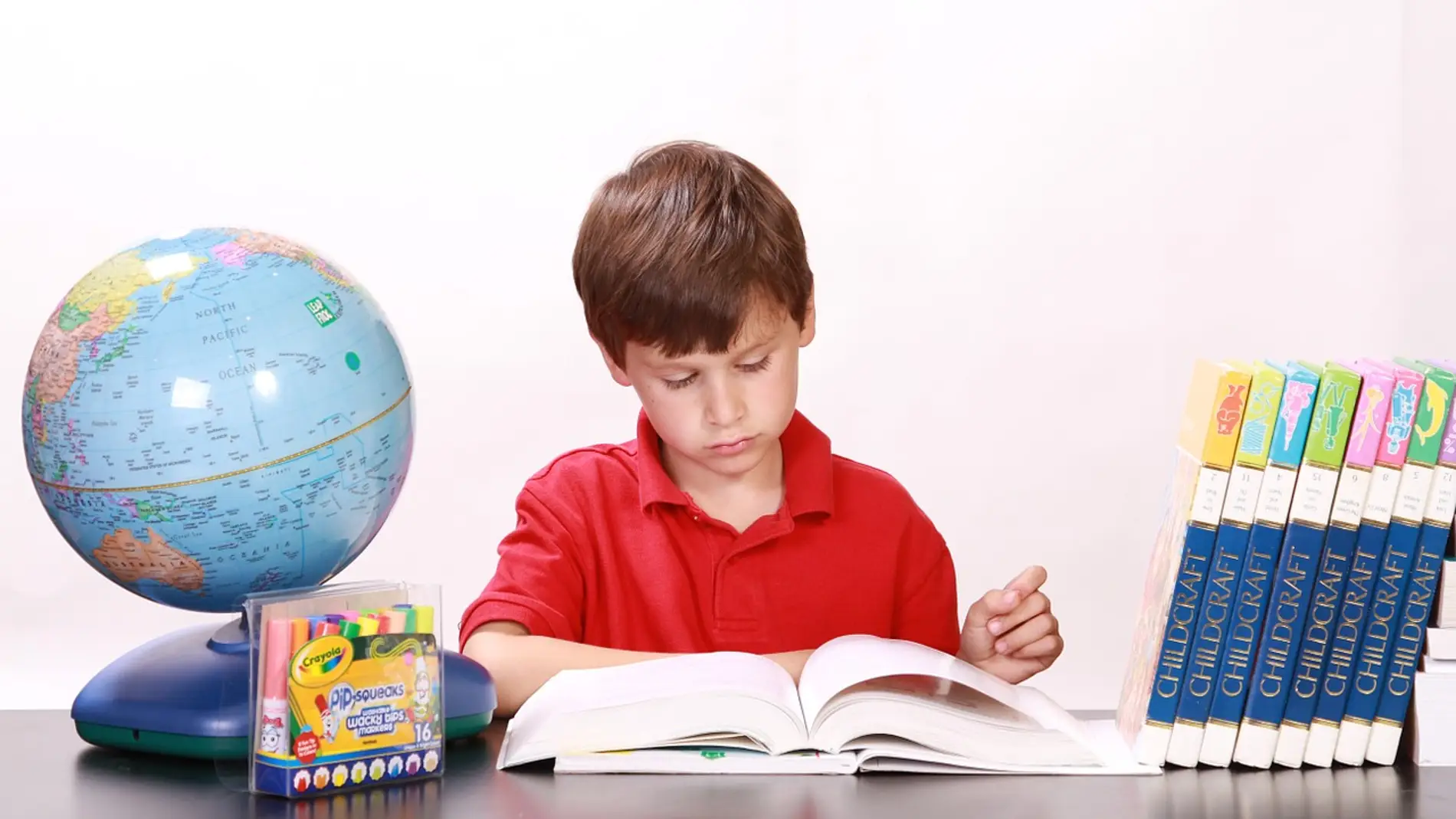 Niño estudiando en casa