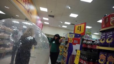 VÍDEO: Va al súper dentro de una burbuja para protegerse del COVID-19