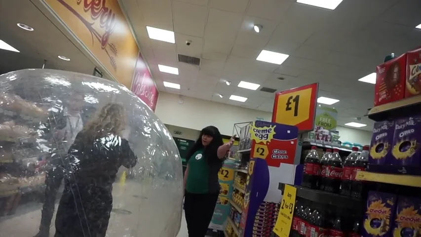 VÍDEO: Va al súper dentro de una burbuja para protegerse del COVID-19