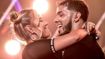Karol G y Anuel AA durante un concierto en Nueva York