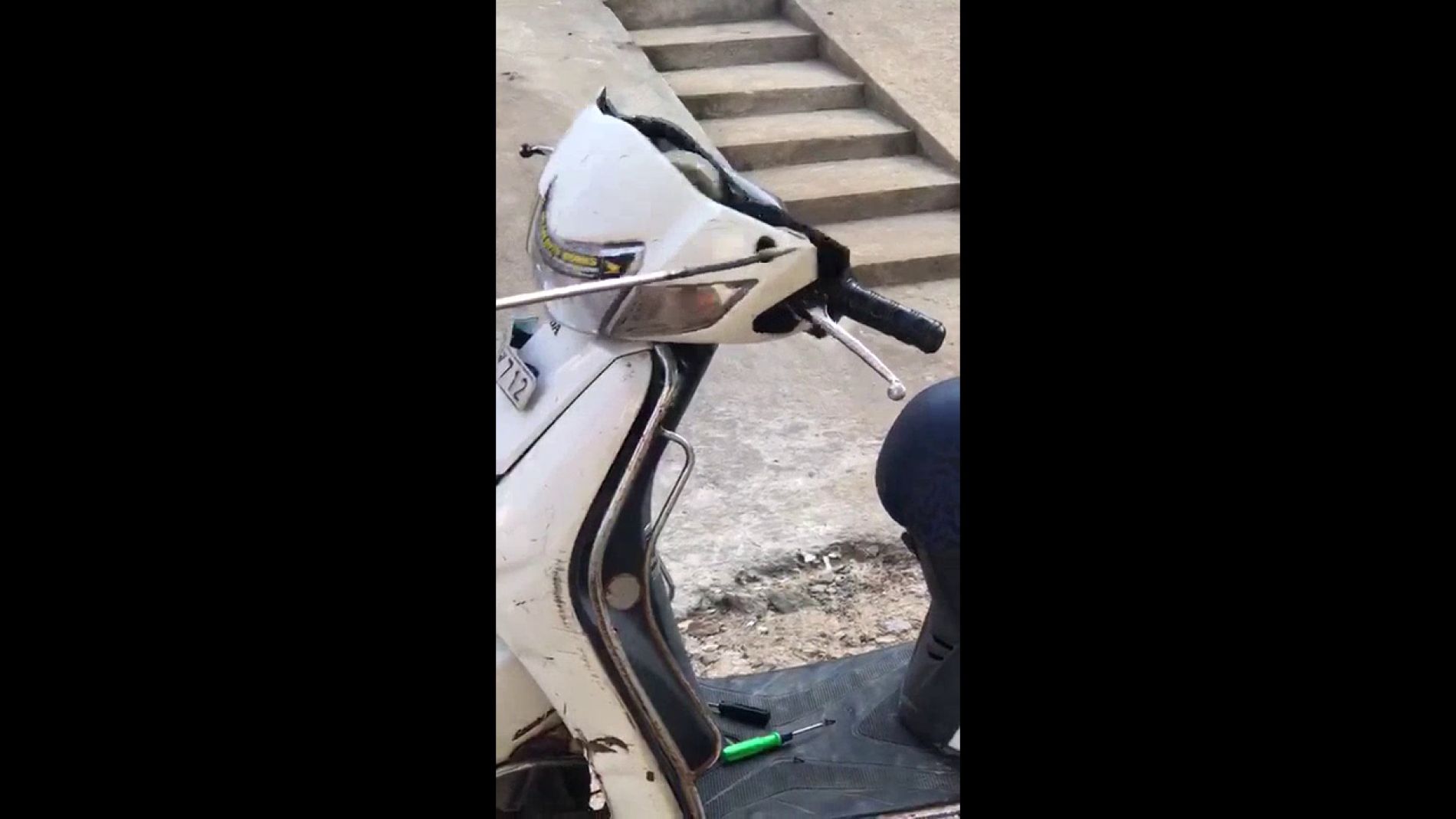 Encuentran una serpiente dentro de una moto