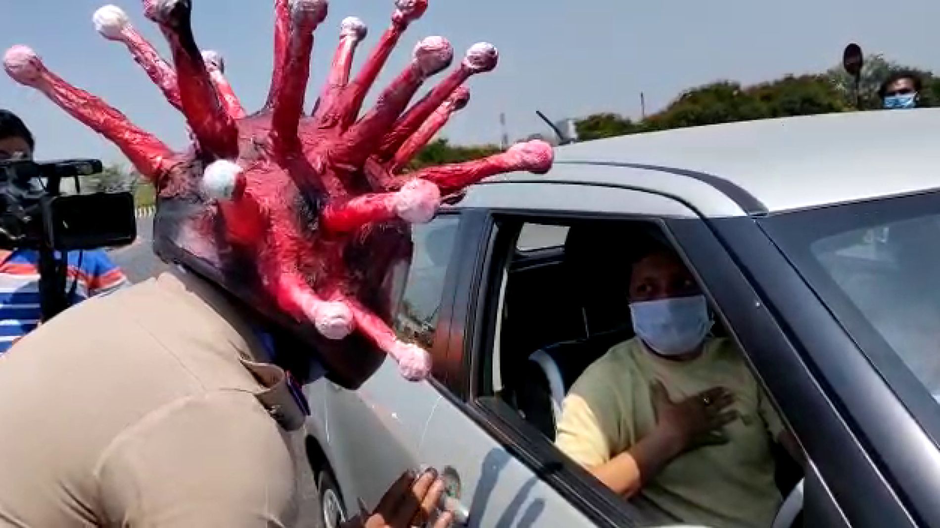 Un polic&iacute;a con un casco de coronavirus