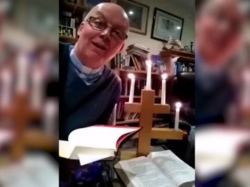 VÍDEO: Un párroco se prende fuego durante una misa online