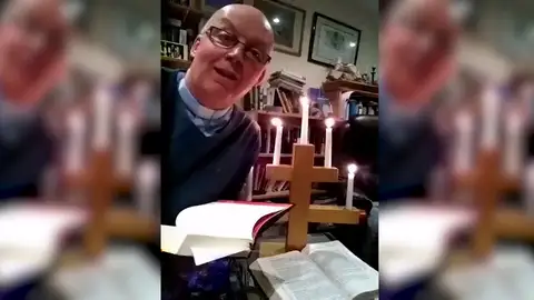 VÍDEO: Un párroco se prende fuego durante una misa online VÍDEO: Un párroco se prende fuego durante una misa online