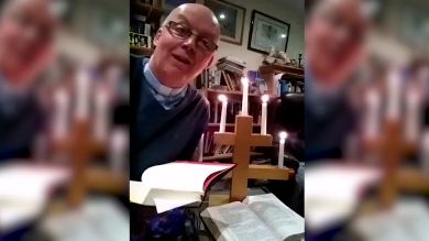 VÍDEO: Un párroco se prende fuego durante una misa online