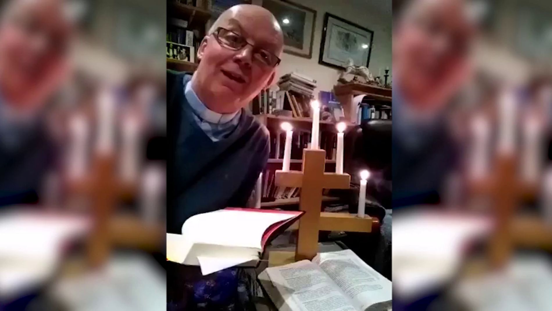 V&Iacute;DEO: Un p&aacute;rroco se prende fuego durante una misa online