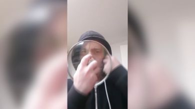 VÍDEO: Un zaragozano usa la tapa de cristal de una olla como máscara