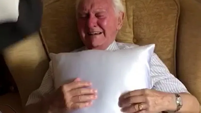 Regalan un cojín a un abuelo Regalan un cojín a un abuelo