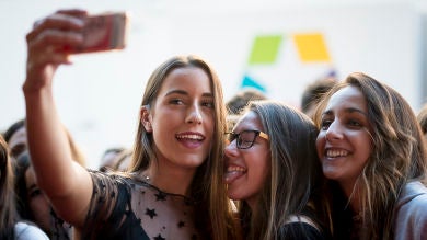 Paula Gonu le propone un trío a Alex Chiner: 