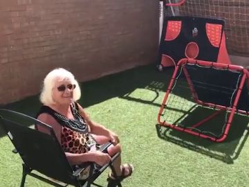 Esta abuela demuestra que es una crack con el balón