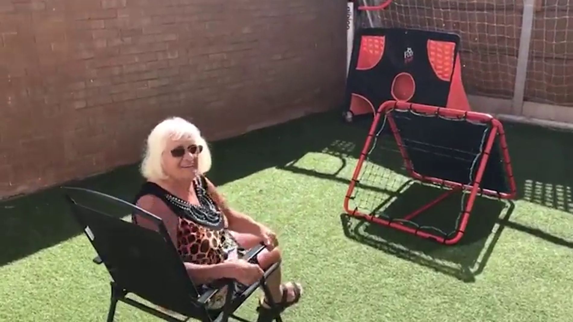 Esta abuela demuestra que es una crack con el bal&oacute;n