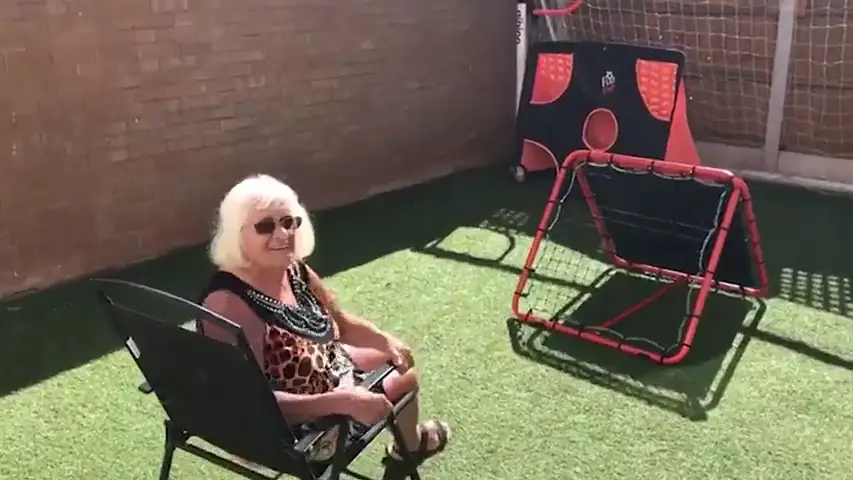 Esta abuela demuestra que es una crack con el balón