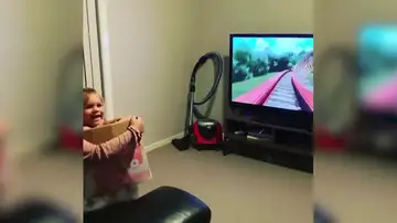VÍDEO: Recrea una montaña rusa en casa para entretener a su hermana pequeña durante la cuarentena