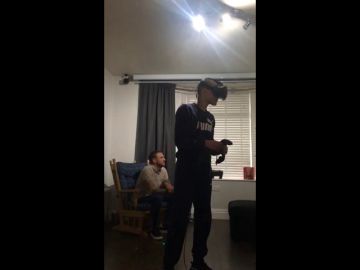 VÍDEO:Se da un tortazo épico jugando con realidad virtual