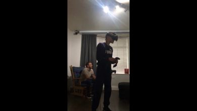 VÍDEO:Se da un tortazo épico jugando con realidad virtual