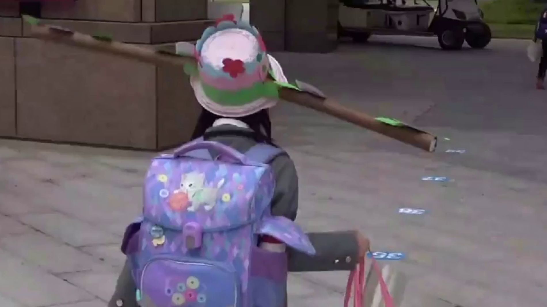 V&Iacute;DEO: Ni&ntilde;os chinos llevan gorros de un metro para distanciarse unos de otros