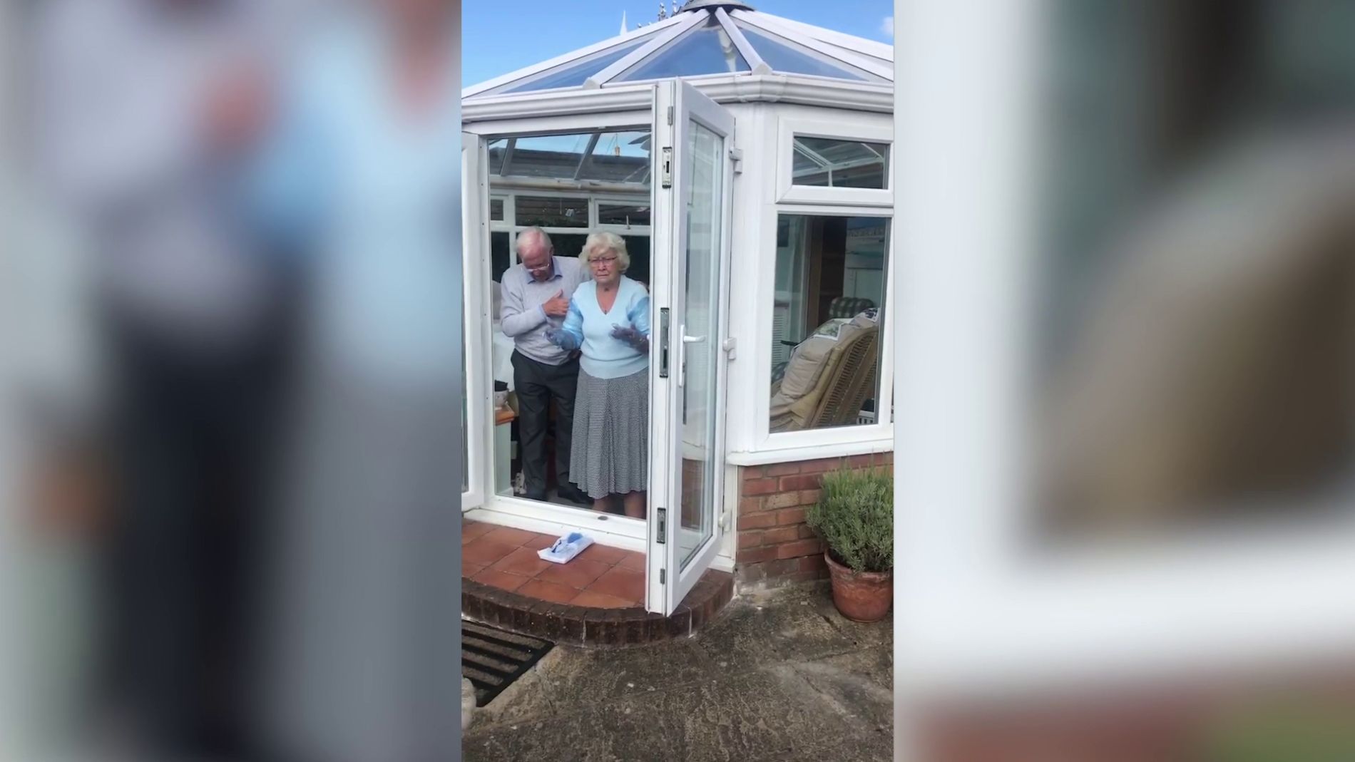 Abrazando a su abuela