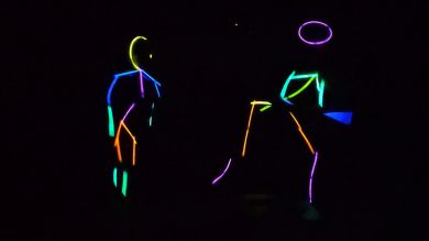 Les hace unos trajes con palos que brillan en la oscuridad y se vuelve viral por este fallo