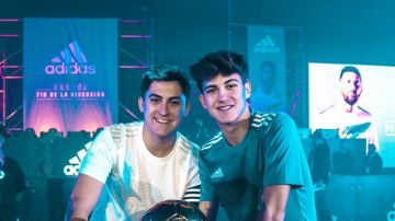 xBuyer y su hermano MiniBuyer, en un acto promocional