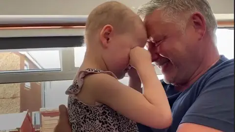 Un padre abraza a su hija Un padre abraza a su hija