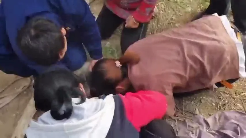 VÍDEO: Angustioso rescate de una niña que queda atrapada en un pozo 