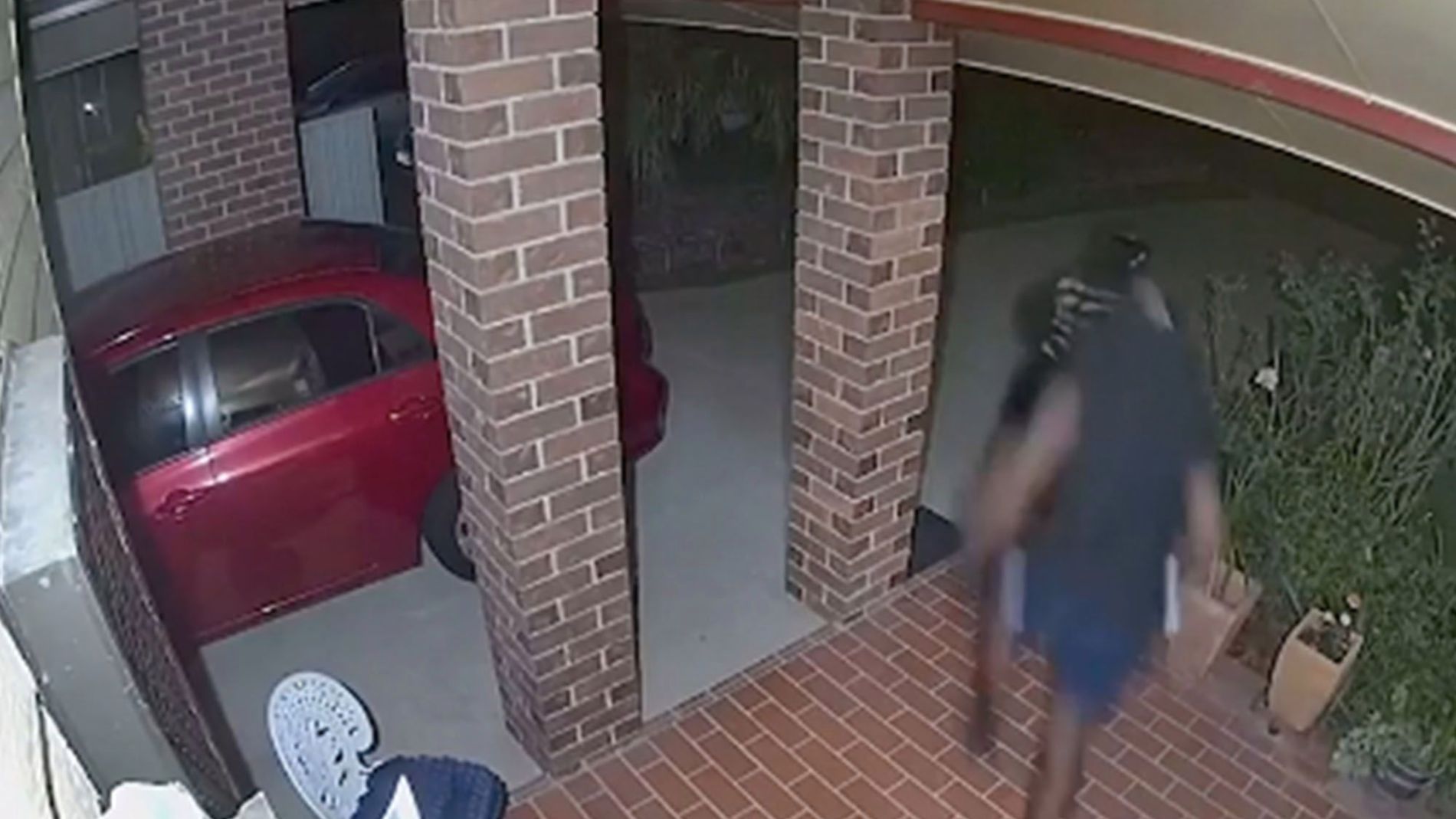 Ladrones entrando en casa