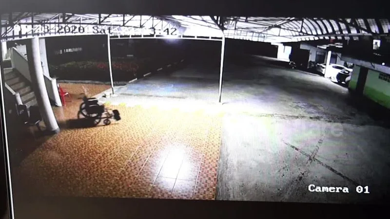 Un fantasma mueve la silla de ruedas Un fantasma mueve la silla de ruedas